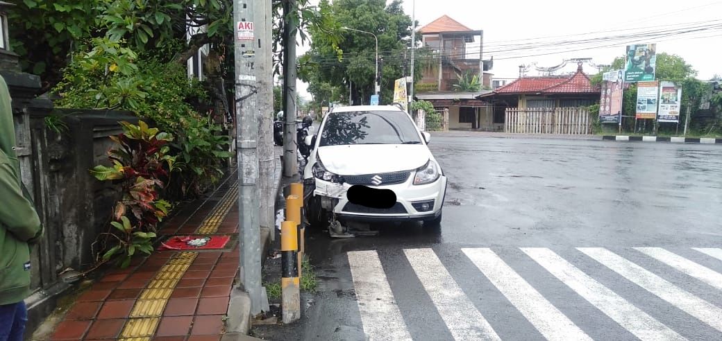 podiumnews.com-Mobil Ambulans Bawa Tiga Pasien Covid-19 Alami Kecelakaan di Denpasar